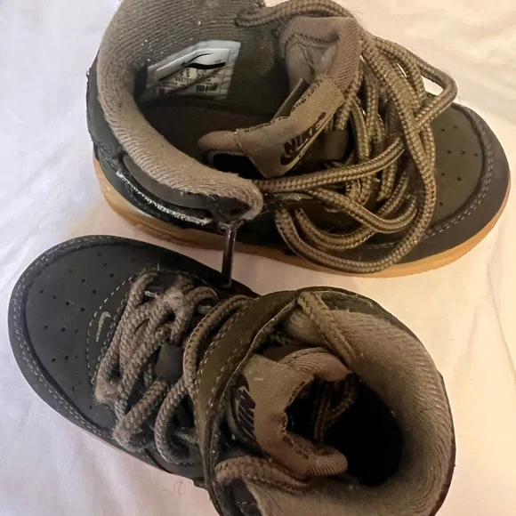 Nike AIR FORCE 1 Kids Army Green Sneakers with Tan Soles Size 6C - Picture 3 of 7